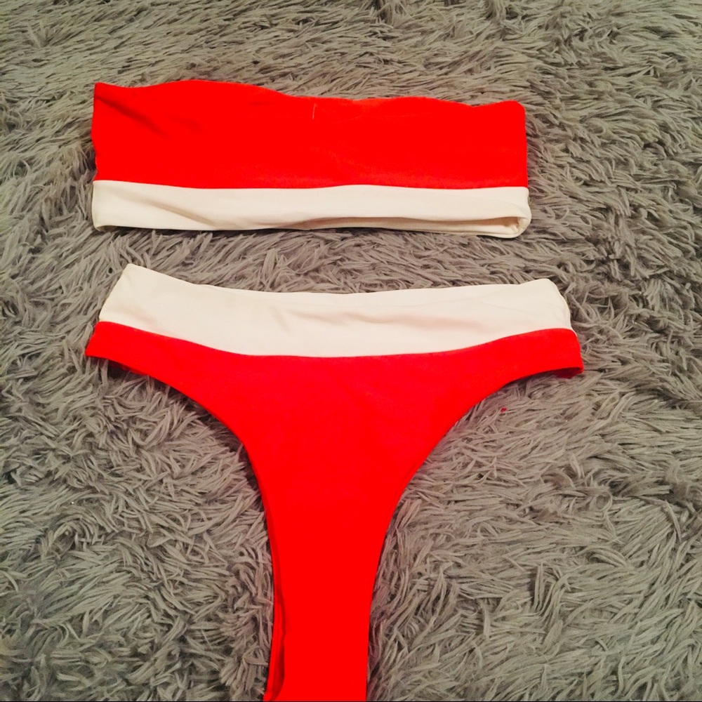 Bikinis - Picture 3 of 4